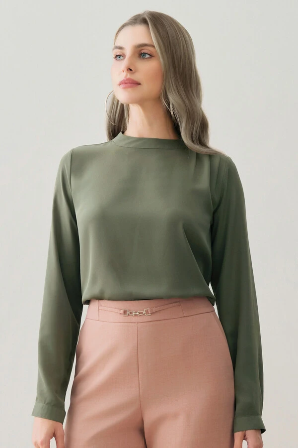 Blusa Assimétrica Manga Longa Punho Gola Baixa Ombro Esquerdo Pregas Triple