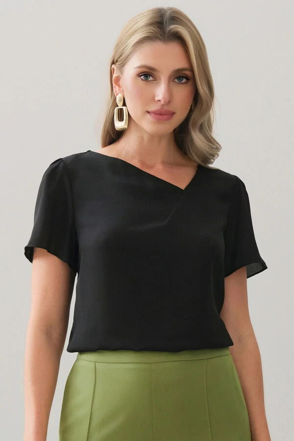 Blusa Decote V Assimétrico Pregas