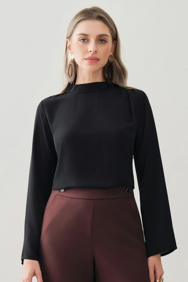 Blusa Assimétrica Manga Longa Evasê Gola Baixa Pregas Ombro Esquerdo