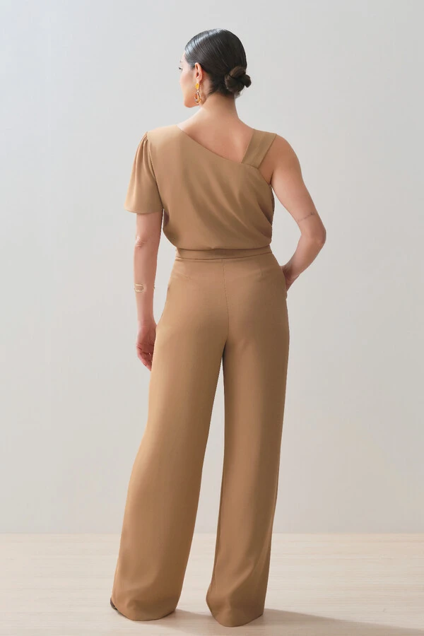 Conjunto de Alfaiataria de Blusa Assimétrica Alça Direita Gold Pregas e Pantalona