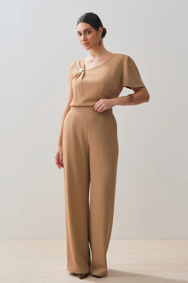 Conjunto de Alfaiataria de Blusa Assimétrica Alça Direita Gold Pregas e Pantalona