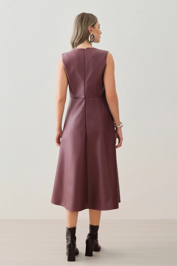 Vestido Midi Evasê Regata de Couro Recortes