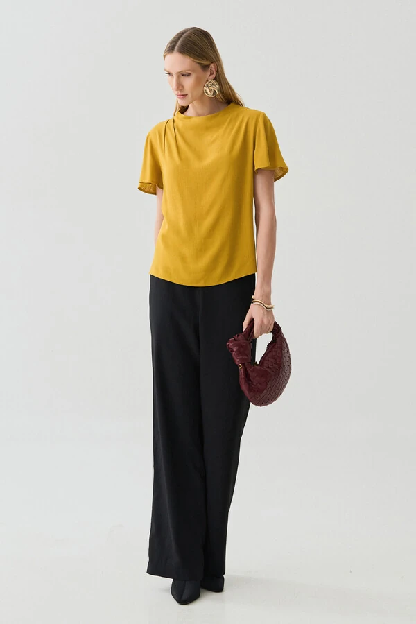 Blusa Assimétrica Gola Careca Baixa Pregas Ombro Direito