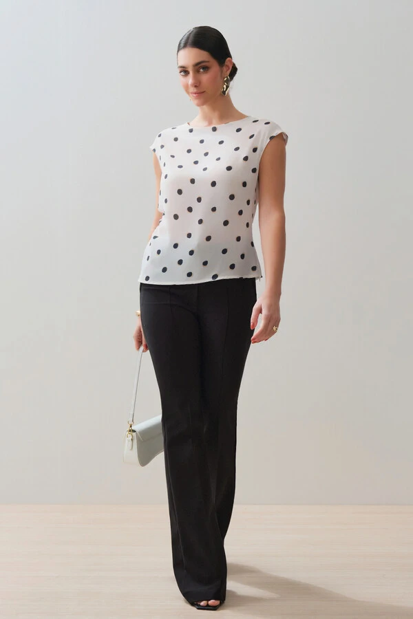 Blusa Assimétrica Poa Sobreposta Lateral Direita Franzida