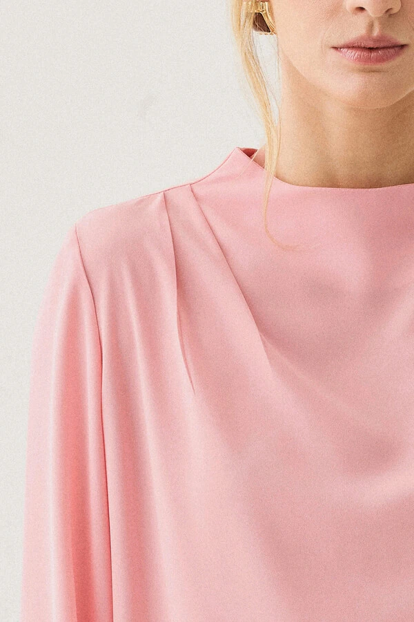 Blusa Assimétrica Manga Longa Punho Double Gola Careca Baixa Ombro Direito Pregas Double