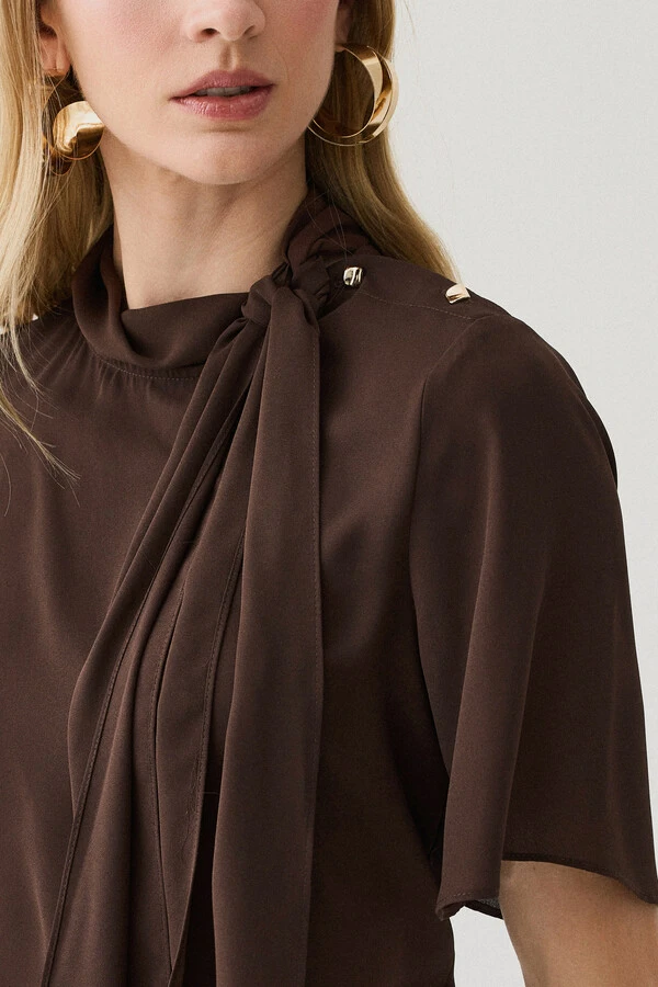Blusa Assimétrica Gola Dobrada de Laço Ombro Esquerdo Gold Double