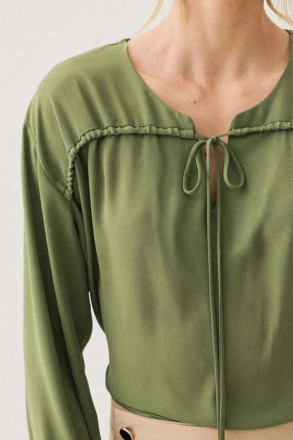 Blusa Manga Longa Punho Gold Decote Cavado Laço Puxante