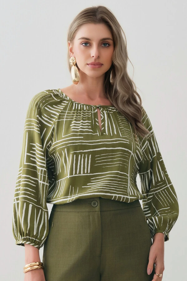 Blusa Abstrata Manga 3/4 Raglan Decote Gota Mini Botão