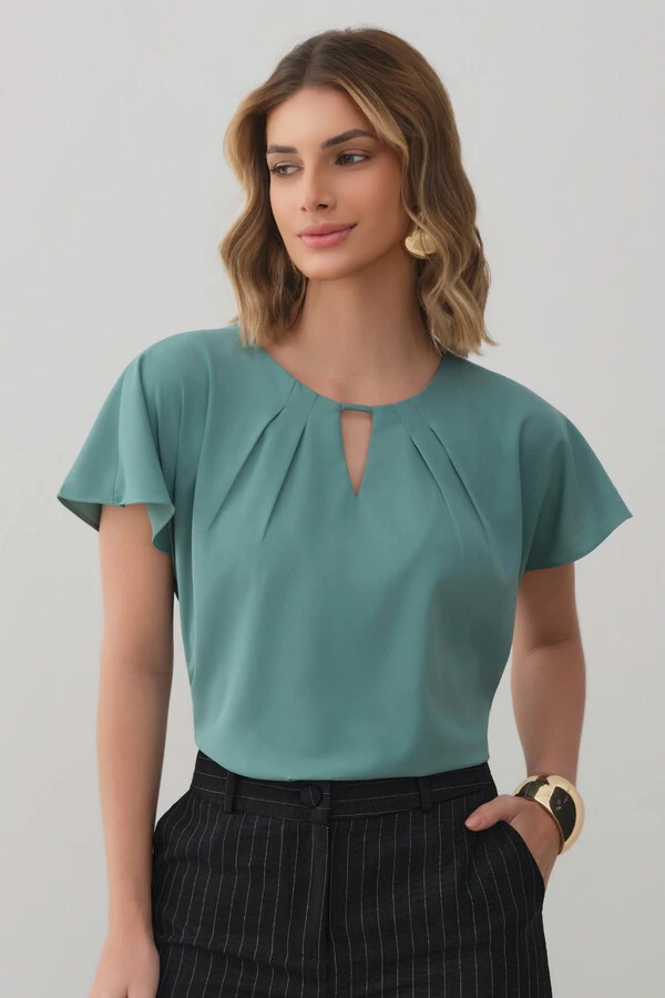 Blusa Manga Morcego Evasê Decote Cut Out Pregas