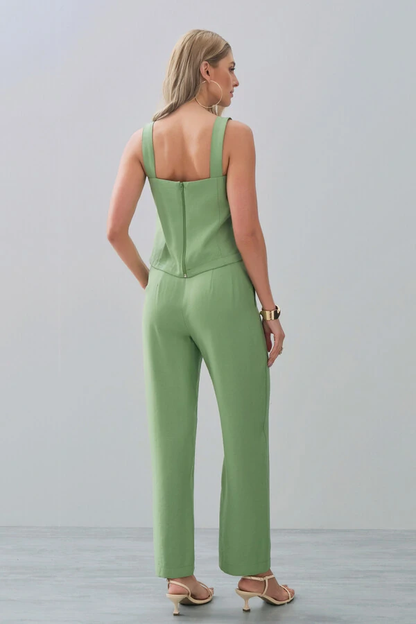 Conjunto de Alfaiataria Blusa de Alça Crop Assimétrica Lateral Franzida e Calça Reta Botão Forrado