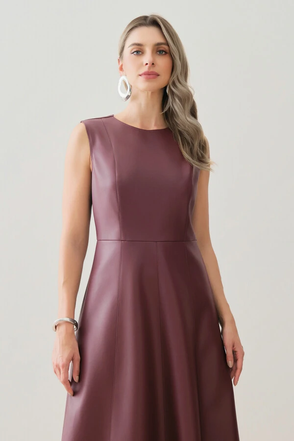 Vestido Midi Evasê Regata de Couro Recortes