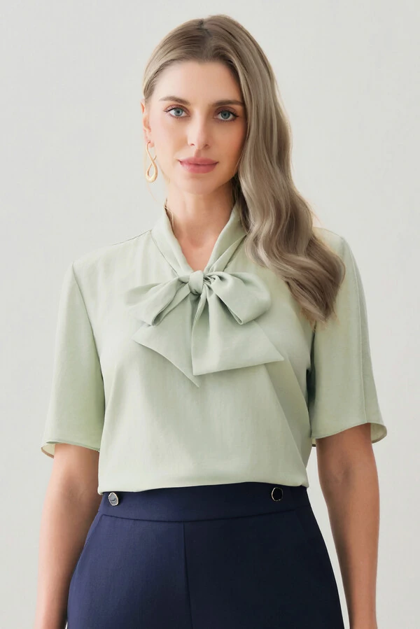 Blusa de Cetim Gola Dobrada de Laço
