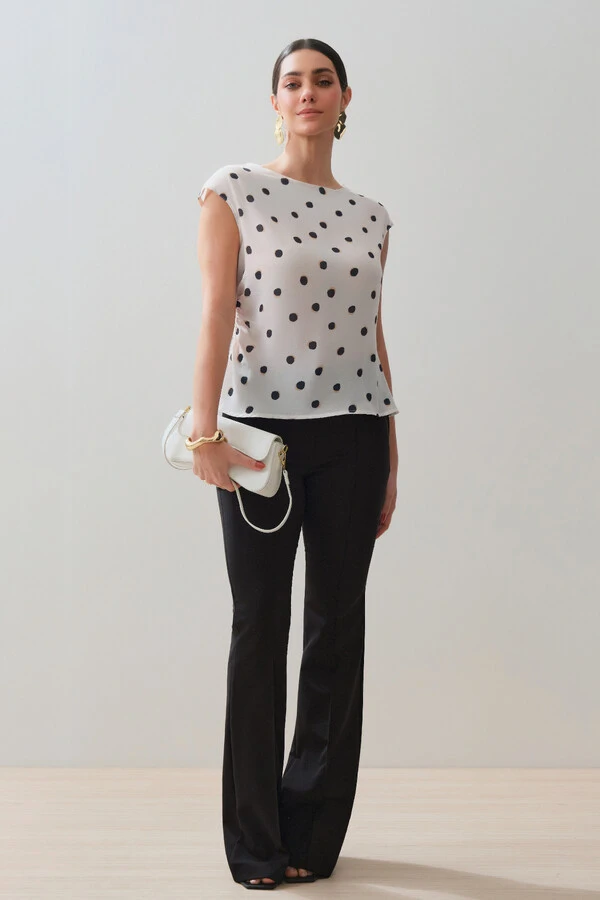Blusa Assimétrica Poa Sobreposta Lateral Direita Franzida