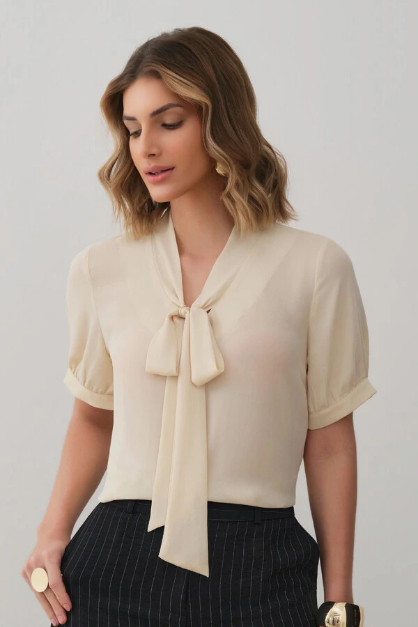 Blusa Manga Punho Gola Baixa Laço