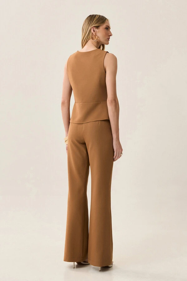 Conjunto de Alfaiataria de Blusa Regata Decote V Recorte e Calça Flare Botão Forrado