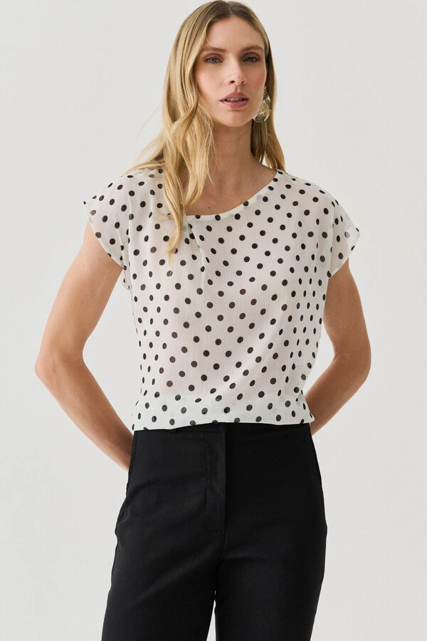 Blusa Poa de Chiffon Manga Morcego Decote Assimétrico Prega