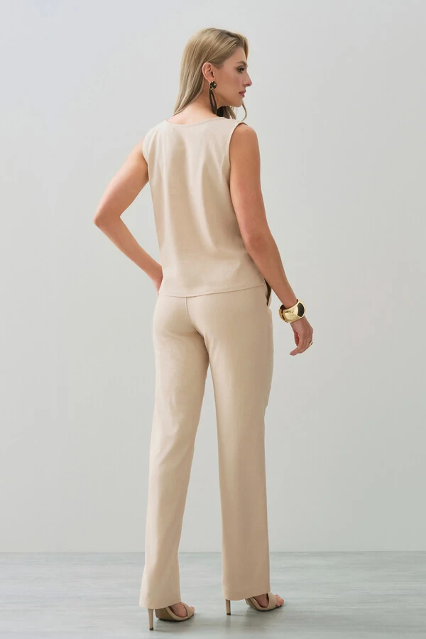 Conjunto de Linho de Blusa Regata Decote V e Calça Reta Botão Forrado