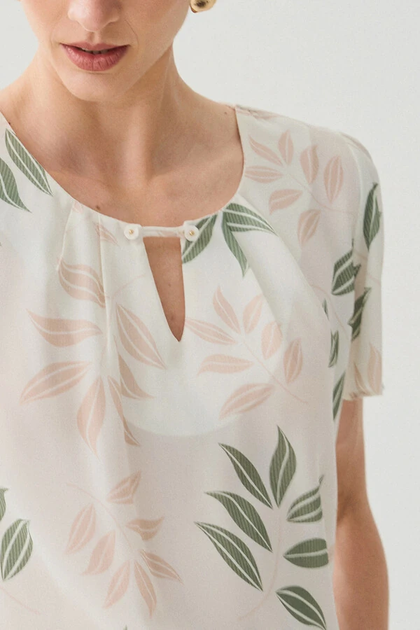 Blusa Folhagem Manga Evasê Decote Vazado