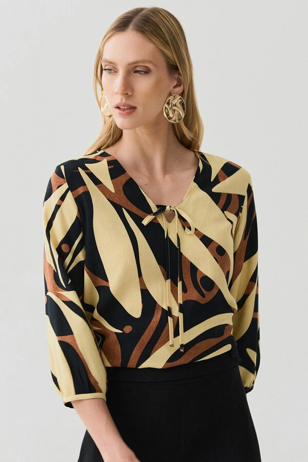 Blusa Folhagem Abstrata Manga 3/4 Decote V Laço