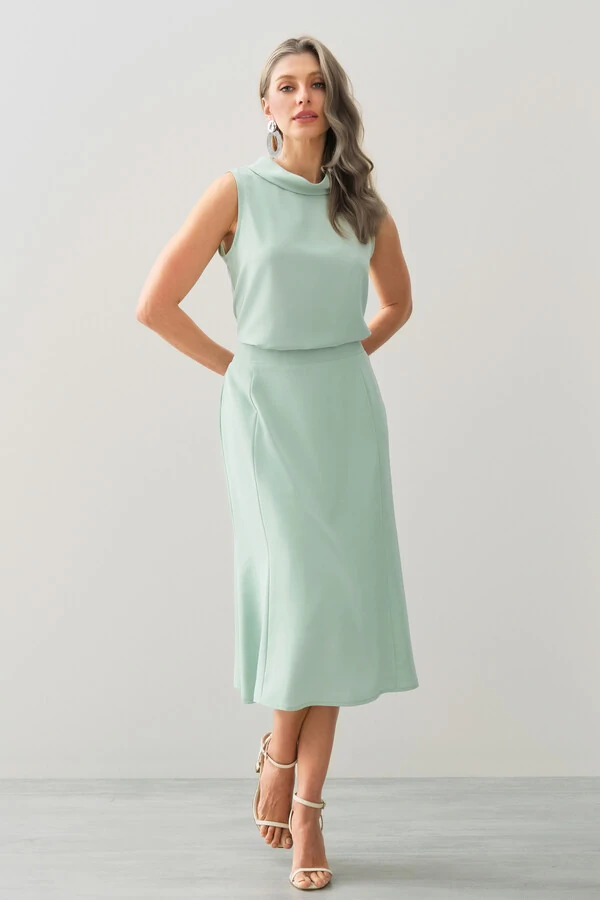 Conjunto de Blusa Regata Crop Gola Dobrada e Saia Midi Evasé