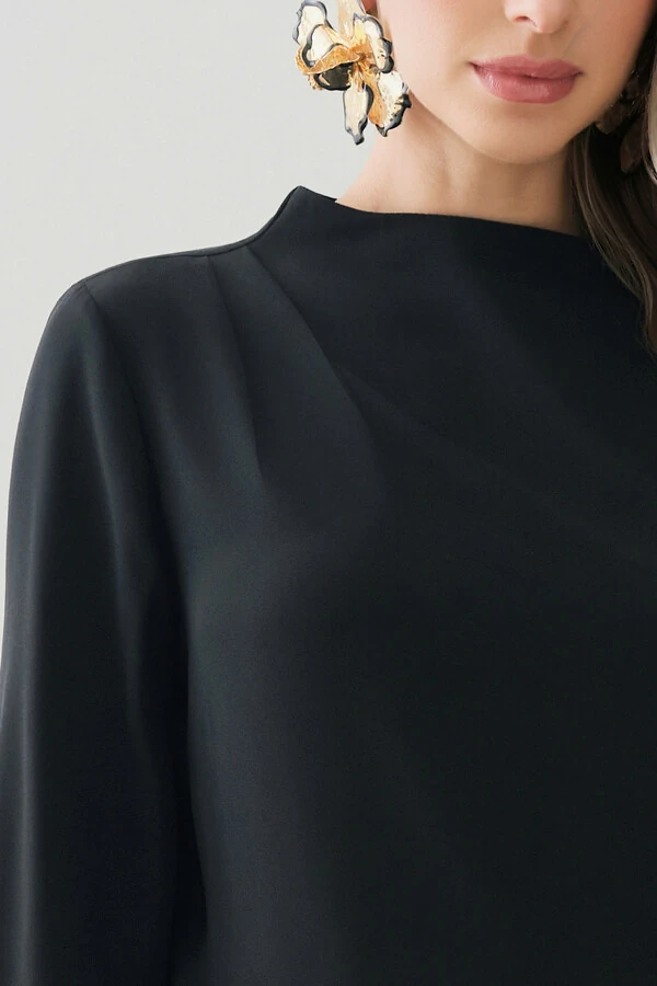 Blusa Assimétrica Manga Longa Punho Double Gola Careca Baixa Ombro Direito Pregas Double