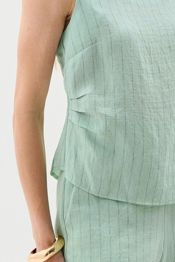 Conjunto de Linho Listrado de Blusa Regata Assimétrica Lateral Franzida e Shorts