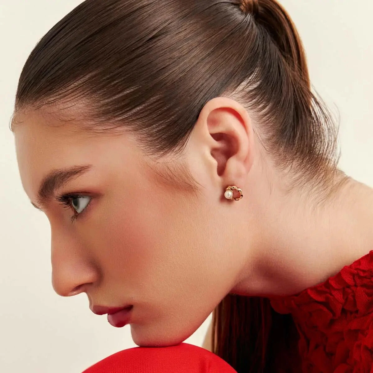 FotoBrinco dourado redondo vazado trançado e pérola shell