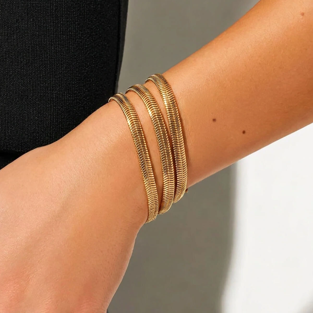 Foto Pulseira dourada malha snake lisa 6mm fecho boia
