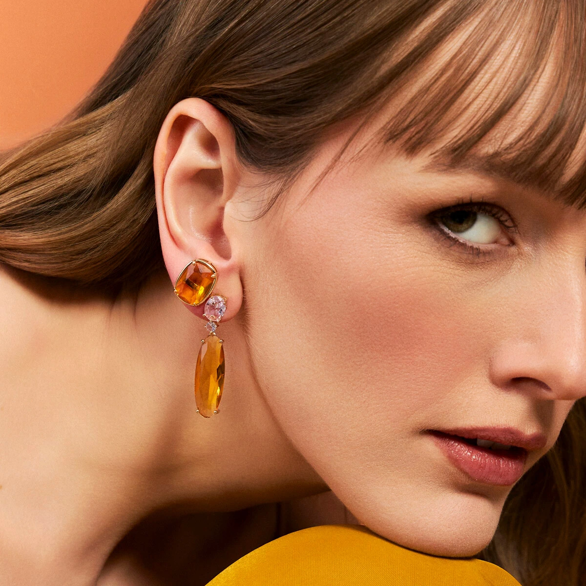 Foto Brinco dourado com cristal oval laranja com 4 garras