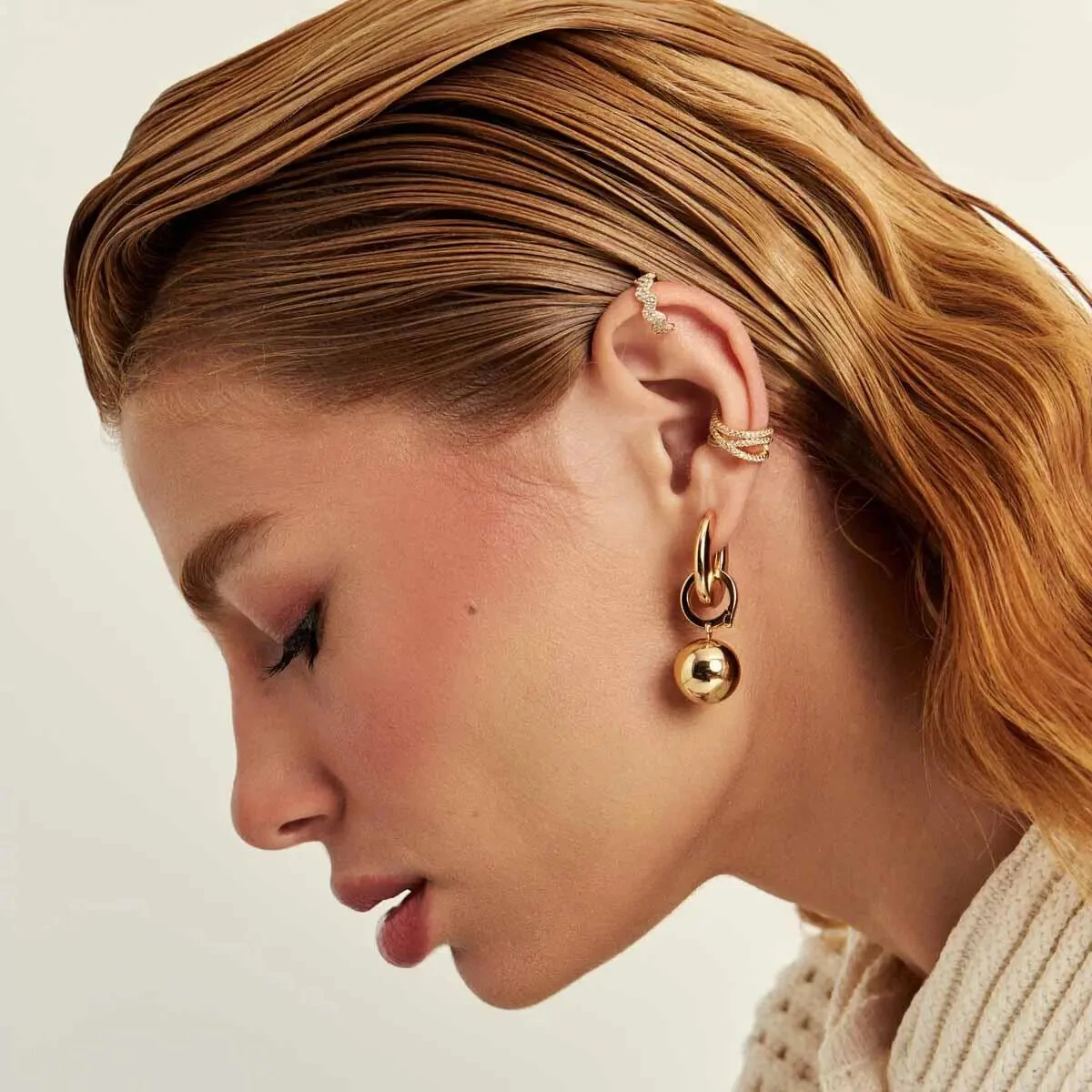 FotoPingente dourado esfera lisa fecho click