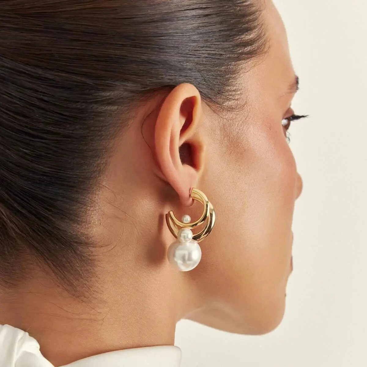 FotoBrinco meia argola dourada com 2 pérola shell