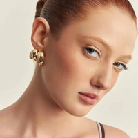 Brinco meia argola dourada linha lisa grossa e menor cravejada