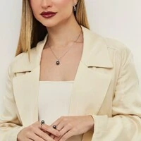 Colar ródio branco com pingente de zircônia negra em gota e pérola shell