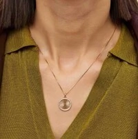 Colar dourado com pingente redondo texturizado e contorno cravejado zircônia Cristal