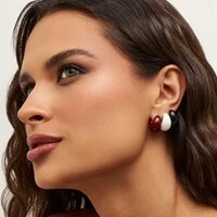 Brinco argola dourada abaulada esmaltada branca
