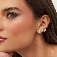 Brinco dourado citrino oval entorno zircônia cristal P