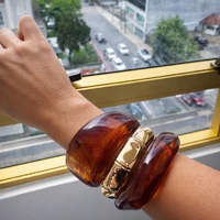 Pulseira bracelete resina marrom mescla