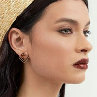 Brinco dourado vazado com cristal losango marrom