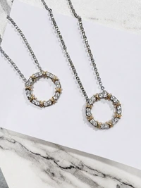 Colar ródio branco mandala cravejado detalhe X dourado