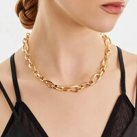 Colar dourado elos ovais intercalados, torcidos e vazados