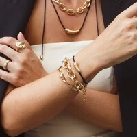 Pulseira dourada com elos ovais vazados lisos fecho boia