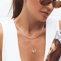 Colar dourado com pingente redondo texturizado e contorno cravejado zircônia Cristal