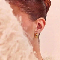 Brinco meia argola dourada vazada 2 filetes liso e elo groumet