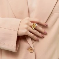 Anel dourado com folhas lisas e pérola shell