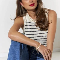 Pulseira dourada com elos lisos e retangulares estilo Cartier