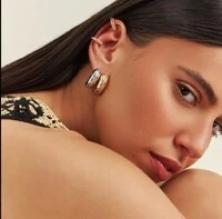 Brinco argola dourada abaloada linha cravejada