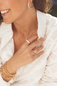 Anel regulável dourado com cristal retangular curvo