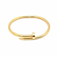 Pulseira dourada inspiração prego