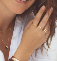 Anel dourado com símbolo do infinito liso e vazado
