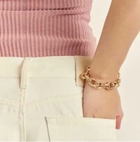 Pulseira dourada com elos ovais vazados lisos fecho boia